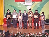 牛角社區發展協會榮獲九十三年度行政院農委會社區植物綠美化全國模範社區獎。(圖:牛角社區發展協會提供)