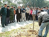 　圖為建設局人員示範正確的植樹方式，讓與會人士深刻體會水土保持對大自然的重要性，進而建立永續發展的環保概念。（圖／文：蘇晉正）
