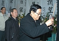 　福建省主席顏忠誠昨日專程來馬，親至已故省選委會委員陳依和先生靈前上香弔唁。（圖／文：張登傑）