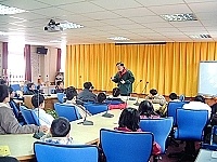 　南竿警察所前進校園！邀請縣警局刑警隊隊長楊文龍舉行反詐騙專題演講。（圖／文：張登傑）