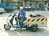 　連江縣政府環保局引進「環保小蜜蜂」機車，奇特的模樣相當搶眼。（圖／文：張登傑）