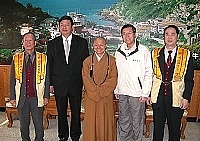 　國際佛光會中華總會會長心定和尚（中）在立委曹爾忠、曹金平、陳龍生等人陪同下前往拜會縣長陳雪生，雙方相談甚歡。（圖／文：曹重偉）