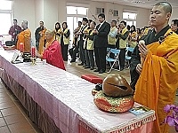 　法會上眾人手持燈火，在心定和尚帶領下一起為馬祖軍民祈福。（圖／文：曹重偉）