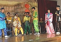 　馬祖高中學生昨日下午粉墨登場，上演「善財童子五十三參」舞台劇。（圖／文：張登傑）