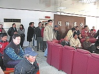 　馬祖區漁會第二十屆會員代表及小組長選舉登場，因選情緊繃，不少漁民到場關心開票結果。（圖／文：曹重偉）