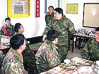 一九三旅長於日前親蒞亮島視察,並與官兵弟兄會餐,親切詢問生活狀況。(圖/文:黃斯榆)