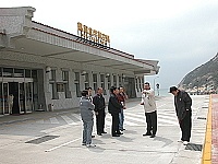 　北竿民代首長與航站會勘站前道路停車格配置。（圖／文：陳鵬雄）