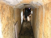   觀光相關單位聯合會勘馬祖村「地下迷宮」，坑道內四通八達，其中一處出口竟可直達巨像預定地。（圖／文：曹重偉）