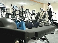 　體育館整建工程完工後，新增健身房，內有專業重量訓練器材。（圖／文：張登傑）