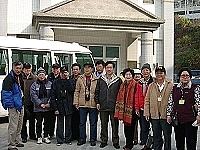 　花蓮縣教育界退休人員旅遊團抵莒光鄉，秘書陪同導覽。（圖／文：陳樂團）