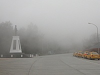 　又見霧鎖馬祖！大霧覆蓋雲台山，到中山門的高度就已經是一片迷濛，根本看不見山頂。（圖／文：曹重偉）