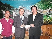 　台電馬祖區處經理陳寶利代表台電致贈連江縣政府發電協助金一百萬元，由縣長陳雪生代表接受。（圖／文：曹重偉）