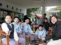 　雖然無法外出踏青賞花，但學生與老師、家長們在校園內一起烤肉，可說另有一番情趣。（圖／文：曹重偉）
