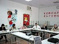 冬天打針可不方便,一位男學生袖口無法捲到肩膀以上,只好整件拉起而露出肚皮,旁觀的同學都笑歪了。(圖/文:曹重偉)