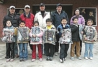 東引鄉民代表會送禮物到校園,祝小朋友兒童節快樂。(圖/文:陳其敏)