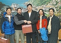 　馬祖海域鯨豚生態資源調查團隊昨日上午前往縣府為海豚請命。（圖／文：張登傑）
