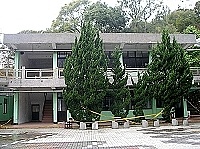 　縣府團隊爭取超過四千二百萬的教育經費，進行強化各項校園軟硬體建設，圖中介壽國中小的老舊危險教室也將新建教學大樓。（圖／文：張登傑）
