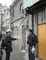 文化局長邱金寶認為東引「中路」幾棟老房子如果能被指定為歷史建築,可以加速文化資產維護工作的推動。(圖/文 :陳其敏)