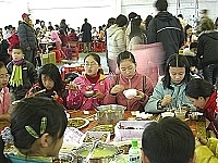 東引國中小師生及家長同聚一堂慶祝兒童節及青年節。(圖/文:陳其敏)