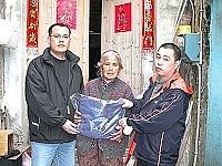   桃園旅台陳姓鄉親贈送弱勢團體毛毯回饋地方，由鄉長林樹清登門發放。（圖／文：曹重偉）