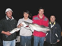 　南竿張姓鄉親在南北竿間海域釣獲重達十四斤的超級鱸魚，是近年難得一見的「大傢伙」。（圖／文：曹重偉）