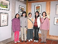 　畫家李若梅（右一）為曹尹真、朱怡瑾、曹馨、陳思穎（左起）四位小女生舉辦她們人生的第一次聯展，希望鄉親多給她們鼓勵。（圖／文：曹重偉）