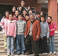 　孫越爺爺到東引國中小演講，和青少年朋友融成一片。 （圖／文：陳其敏）