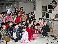 　介壽附幼一百一十位小朋友以環保新知之旅來慶祝兒童節，圖為參觀焚化廠控制室情形。（圖／文：曹重偉）
