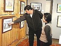 　縣長陳雪生前往牛角社區書坊欣賞四位小朋友的傑作，由指導老師李若梅擔任解說，給她們最大的鼓勵。（圖／文：曹重偉）