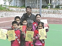 仁愛國小表揚今年各班的模範生,李聖堯、李聖皓(後排左一、二)及李宛妮(前排右一)三位是親兄妹,傳為佳話。(圖:仁愛國小提供)