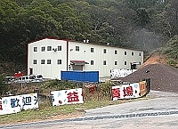 　益健大賣場停業多時，留下鐵皮空屋也是前景未卜，招牌零落顯得格外滄桑。（圖／文：曹重偉）