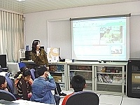 　仁愛國小學童透過視訊教學與台中縣大甲國小學童來一次網路對話，童言童語之間無形拉近兩地孩子的距離。（圖／文：曹重偉）