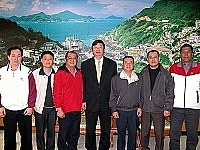 　南澳鄉拚觀光！鄉長陳英明（左三）、鄉代會主席廖俊傑（右三）來馬取經，與縣長陳雪生合影留念。（圖／文：曹重偉）