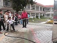 　消防局到仁愛國小舉辦防火宣導，小朋友拿起滅火器架式十足。（圖／文：曹重偉）
