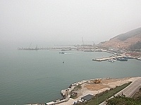 　福澳港昨天上午大霧瀰漫，根本看不見北竿及海面地平線，直到近中午陽光露臉才逐漸散去。（圖／文：曹重偉）