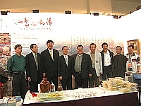 　馬祖「解甲後的聚落風情」在台北國際藝術博覽會中魅力燃燒，文建會主委陳其南也到場參觀，幫馬祖館加油打氣。（圖：縣府文化局提供）
