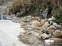 　重要聚落保存區芹壁村入口道路竟遭傾倒大量廢土石，嚴重影響觀瞻，鄉親大罵竟有人如此白目。（圖／文：陳鵬雄）