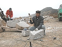 　王桂欲一鎚一鑿，讓馬祖花崗石變黃金。（圖／文：陳鵬雄）