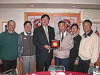 　區漁會總幹事游新太（右三）六十五歲屆齡退休，縣長陳雪生特別致贈「功在漁業」紀念牌，感謝他近半世紀來對漁業的付出。（圖／文：曹重偉）