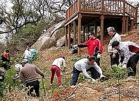 　山隴社區發展協會進行「蓮花岩」周邊整地工作，理事長陳書建及理監事們與鄉親一起動手，預約明年春季賞櫻行。（圖／文：曹重偉）