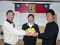 　馬祖區漁會新任理事長無意外由陳泰英（右）出線，並立即完成交接。（圖／文：曹重偉）