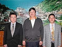 　馬祖憲兵隊長張治敏（右）調台服務，由張建中（左）接任，臨行前特別拜會縣長陳雪生。（圖／文：曹重偉）