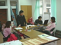 地政事務所下鄉接受鄉親申請解答問題。（圖／文：陳樂團）