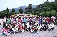 馬祖后澳村聯誼會及后澳村社區發展協會舉辦的陽明山之旅歡樂登場,參加鄉親們在山上合影留念。(圖:馬祖后澳村聯誼會提供)