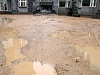　清水住宅住家周邊每逢降雨就是一片泥濘，縣府規劃將鋪設透氣磚以解決問題。（圖／文：曹重偉）