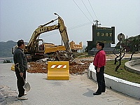 　西莒青帆往田澳段道路工程施工，鄉公所人員現場瞭解。（圖／文：陳樂團）