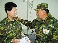 一九三旅政戰主任閻慰恩日前代表旅長,親蒞北高醫院慰問住院官兵康復情形。(圖/文:蔡忠孝)