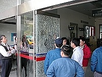 　南竿機場大廳玻璃門破損率偏高，相關單位呼籲旅客進出門務必小心謹慎。（圖／文：曹重偉）