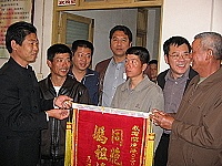 　馬祖區漁會理事長陳泰英等一行向大陸漁船海上救難義舉表示謝忱。（圖：馬祖區漁會提供）