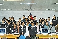 　中山國中昨日舉行校外教學活動，不同年級各有屬於自己的活動；圖中國二學生至連江法院參觀。（圖／文：張登傑）